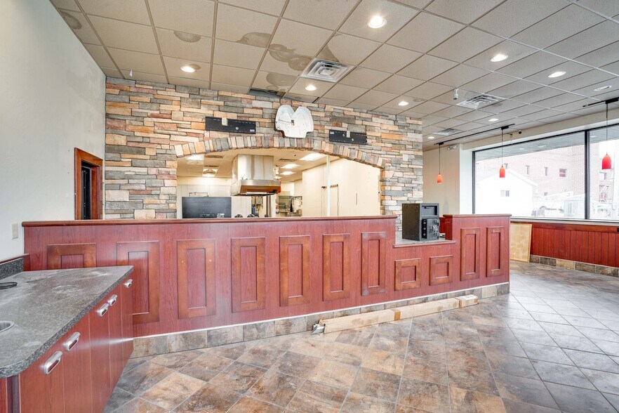 112 W Maple Ave, Beaver Dam, WI à louer - Photo de l’immeuble – Image 2 sur 24