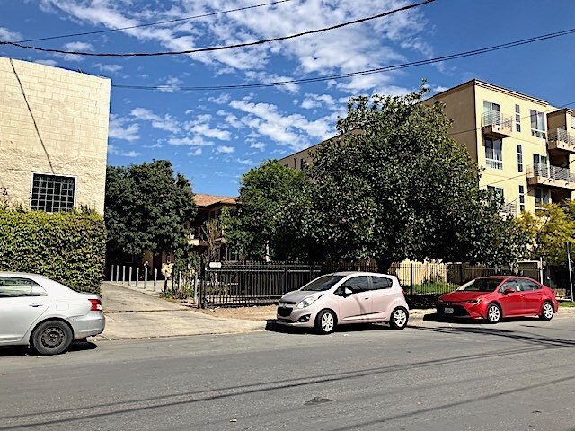 12045 Hart St, North Hollywood, CA à vendre - Photo de l’immeuble – Image 3 sur 13