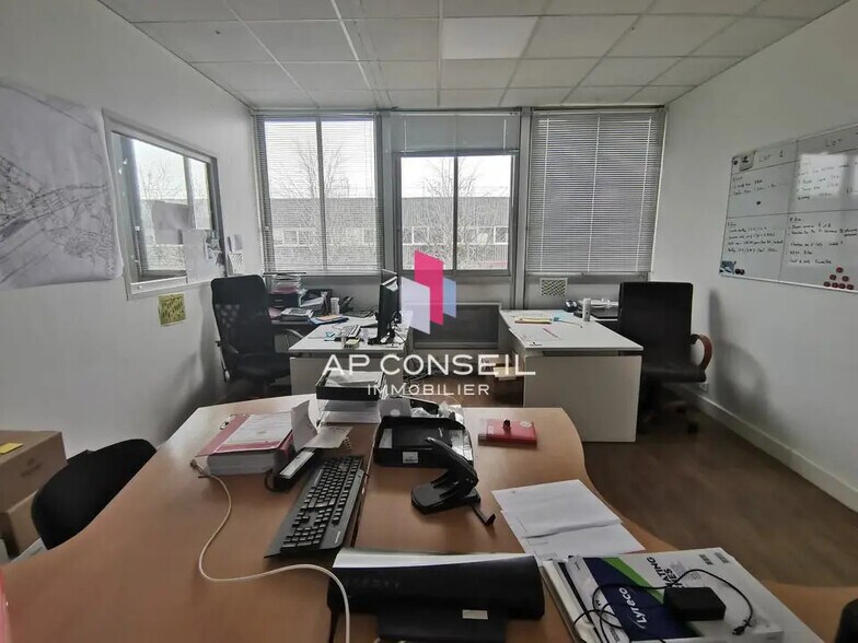 Bureau dans Coignières à louer - Photo de l’immeuble – Image 3 sur 6