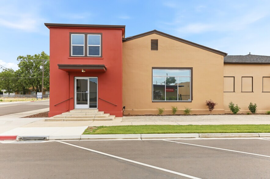 223 N Center St, Turlock, CA à louer - Photo de l’immeuble – Image 2 sur 18
