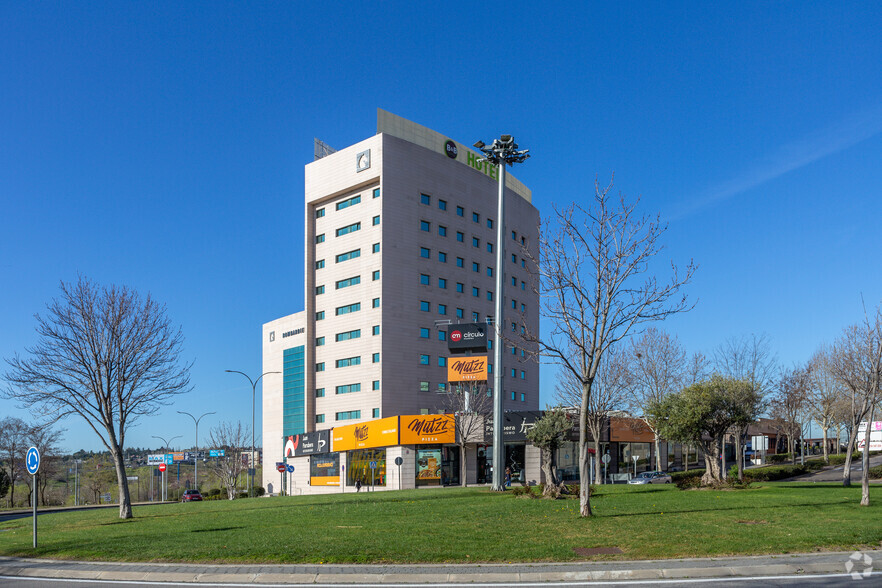 Avenida Juncal, 24, San Sebastián de los Reyes, Madrid à louer - Photo de l’immeuble – Image 3 sur 4
