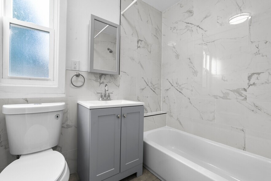 288 Woodworth Ave, Yonkers, NY à vendre - Photo intérieure – Image 3 sur 14