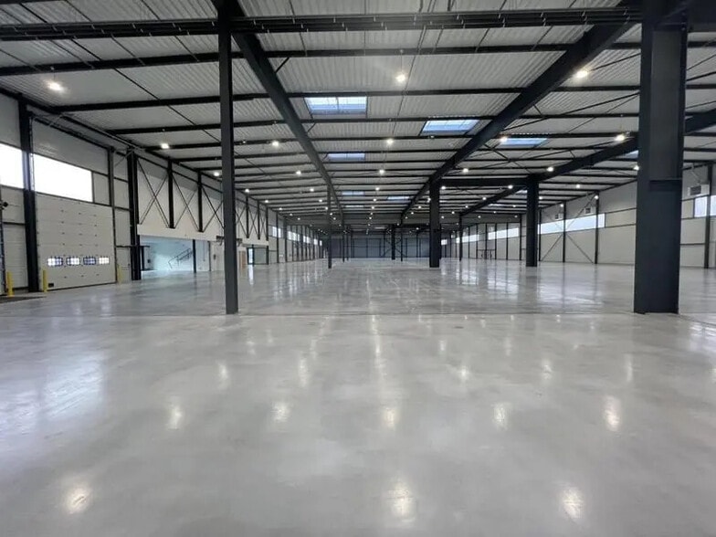 51 Rue Du Commandant Rolland, Le Bourget à louer - Photo de l’immeuble – Image 1 sur 7
