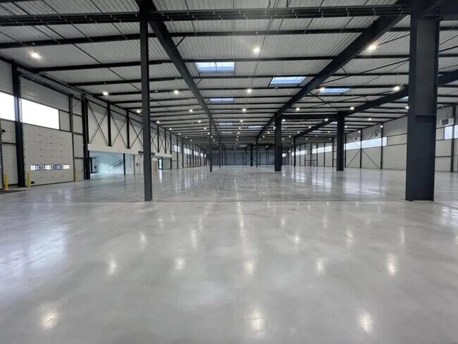 Plus de détails pour 51 Rue Du Commandant Rolland, Le Bourget - Bureau, Local d'activités à louer