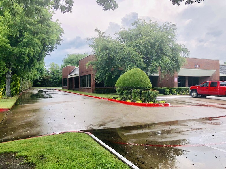 211 W Pleasant Run Rd, Lancaster, TX à louer - Photo de l’immeuble – Image 3 sur 15