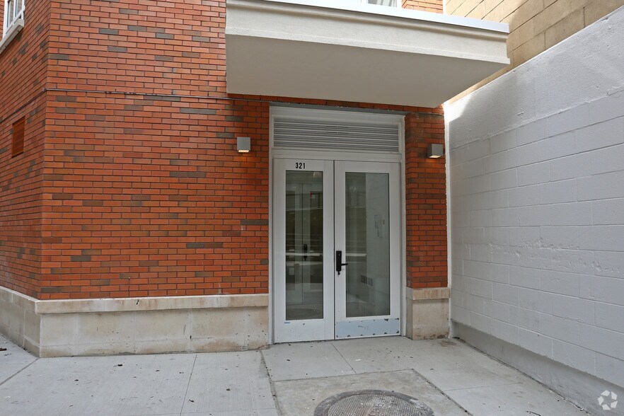 321 E 60th St, New York, NY à vendre - Photo de l’immeuble – Image 2 sur 3