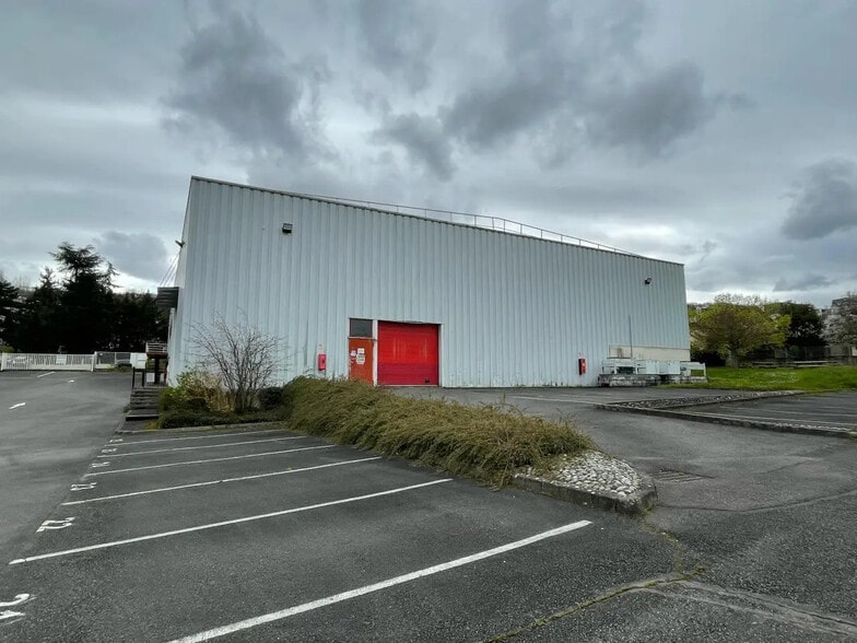 Local d’activités dans Franconville à louer - Photo de l’immeuble – Image 2 sur 10