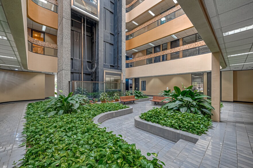 6100 Corporate Dr, Houston, TX à louer - Photo de l’immeuble – Image 3 sur 8