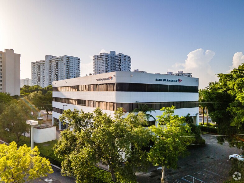 18305 Biscayne Blvd, Aventura, FL à louer - Photo de l’immeuble – Image 1 sur 31