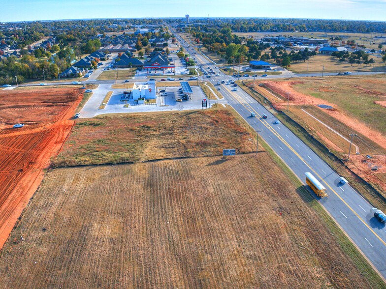 5700 Mustang rd, Mustang, OK à vendre - Photo principale – Image 1 sur 16