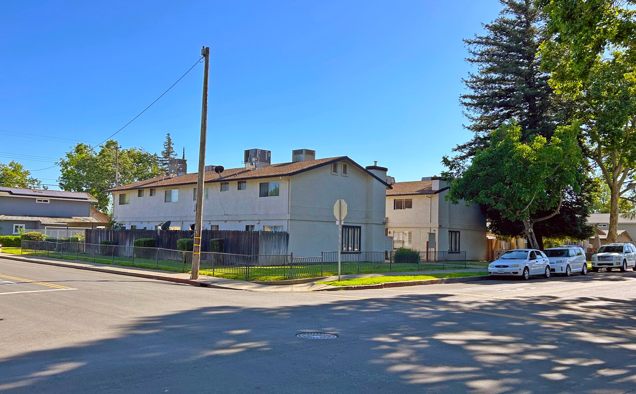 442 Eden St, Lodi, CA à vendre Photo de l’immeuble– Image 1 sur 6
