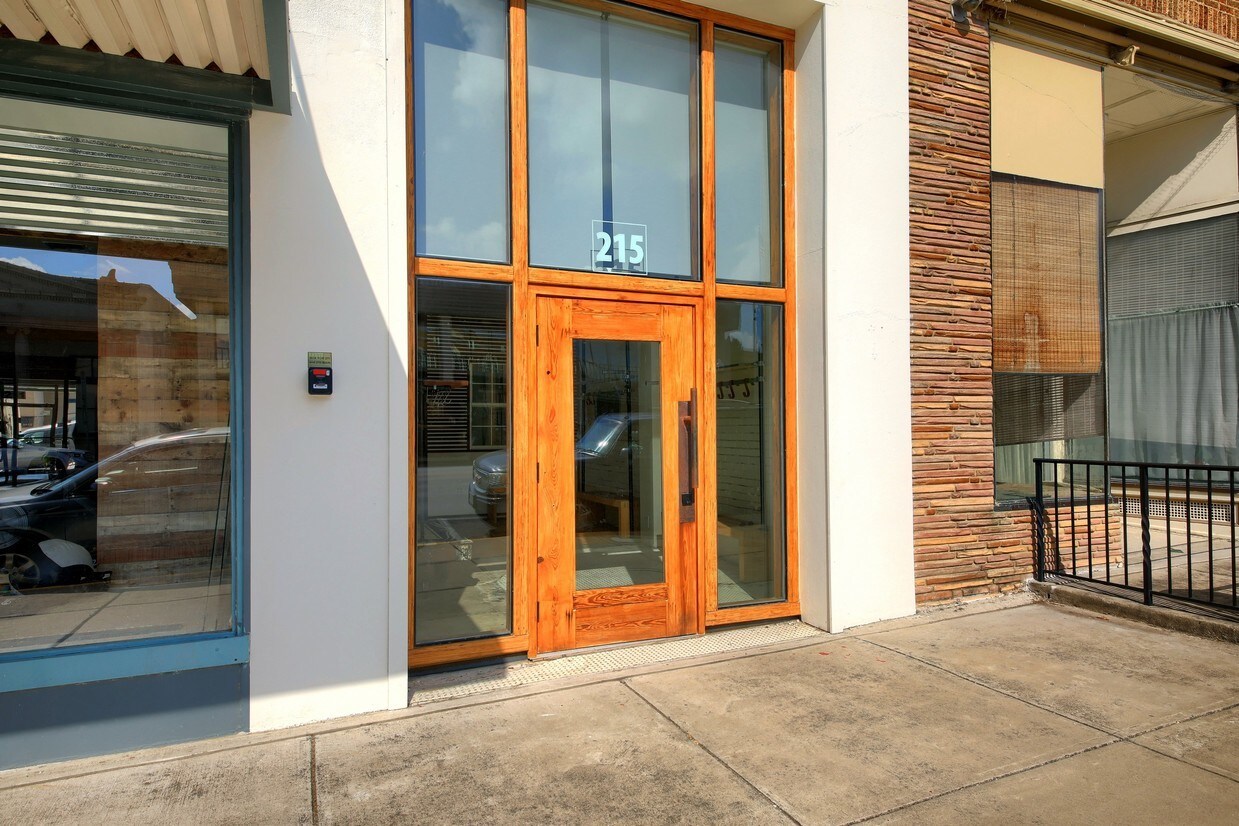 215 N Main St, Taylor, TX à louer Photo principale– Image 1 sur 10