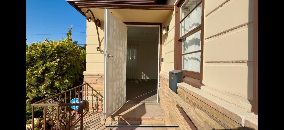 107 W Fairview Blvd, Inglewood, CA à louer - Photo de l’immeuble – Image 2 sur 22