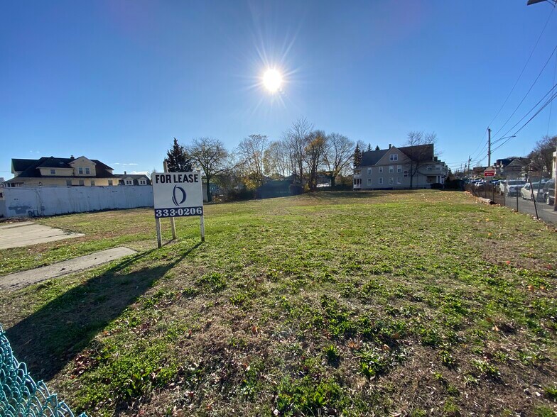 2735 Main St, Bridgeport, CT à louer - Photo de l’immeuble – Image 3 sur 3