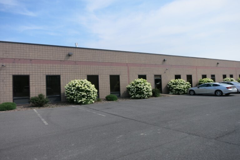 31 Corporate Circle, East Syracuse, NY à louer - Photo principale – Image 1 sur 3