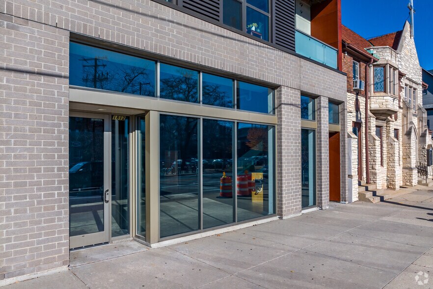 2310 N Oakland Ave, Milwaukee, WI à louer - Photo de l’immeuble – Image 3 sur 12