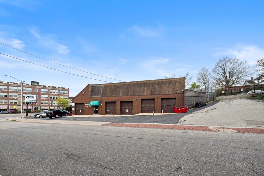 18 Blackstone St, Woonsocket, RI à vendre - Photo de l’immeuble – Image 2 sur 10