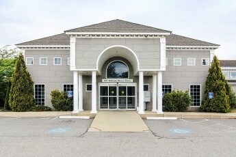 100 Independence Dr, Hyannis, MA à louer Photo de l’immeuble– Image 1 sur 25