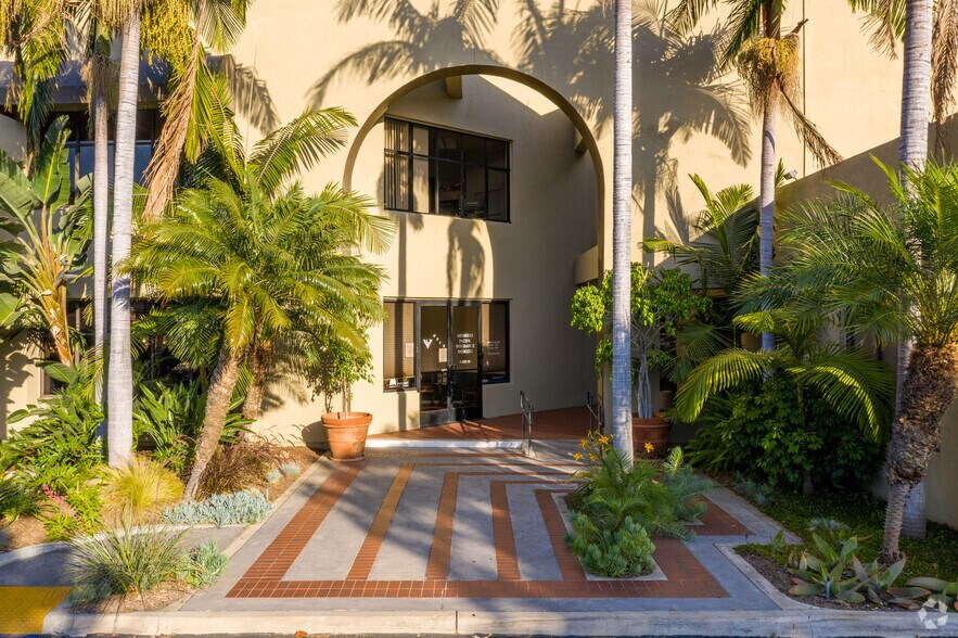 13522 Newport Ave, Tustin, CA à vendre - Photo de l’immeuble – Image 3 sur 8