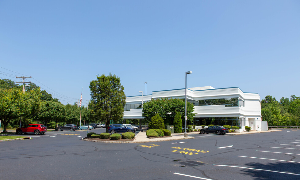 745 Hope Rd, Eatontown, NJ à louer - Photo de l’immeuble – Image 3 sur 14