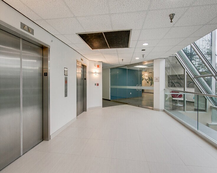 4425 W Airport Fwy, Irving, TX à louer - Hall d’entrée – Image 3 sur 5