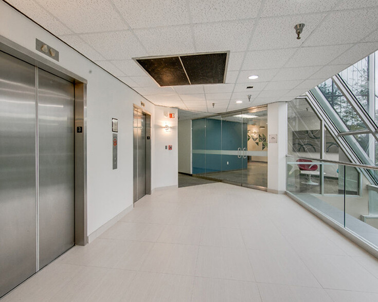 4425 W Airport Fwy, Irving, TX à louer - Hall d’entrée – Image 3 sur 5