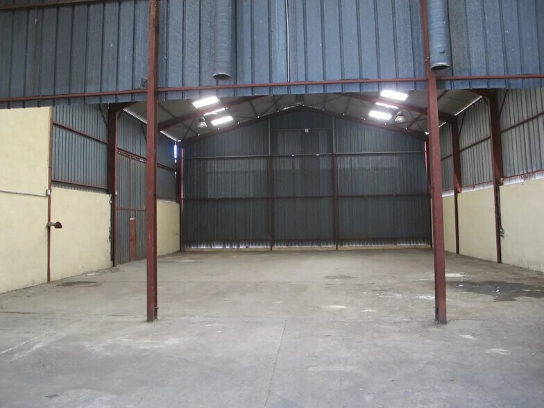 Local d’activités dans Mollégès à louer - Photo de l’immeuble – Image 2 sur 7