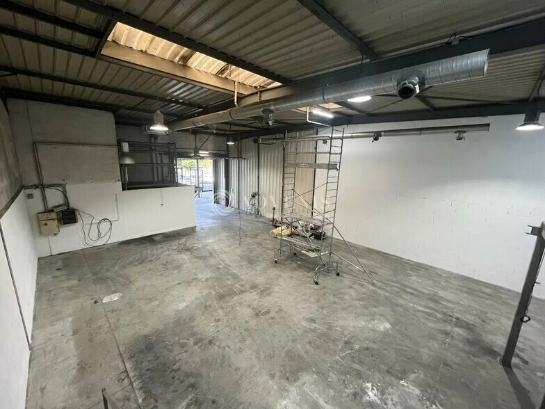 Local d’activités dans Bondy à louer - Photo de l’immeuble – Image 2 sur 10