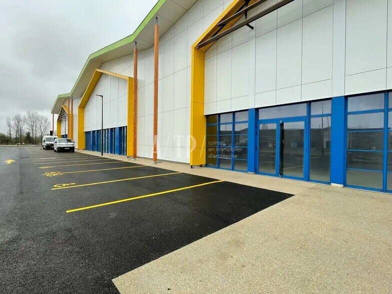 Local commercial dans Virsac à louer - Photo de l’immeuble – Image 3 sur 11