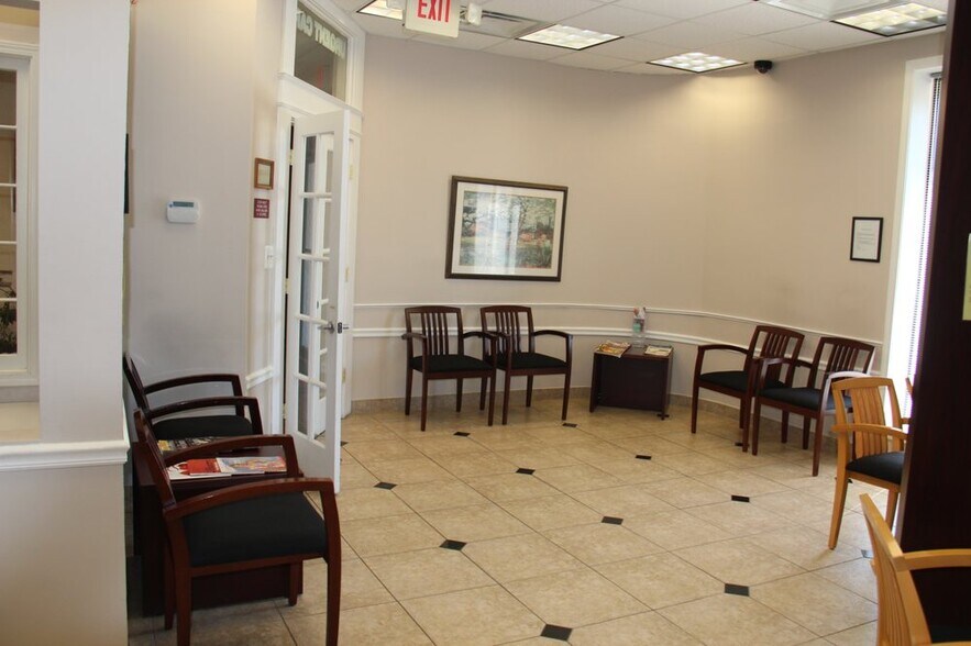 20311 Mack Ave, Grosse Pointe, MI à louer - Photo intérieure – Image 2 sur 11