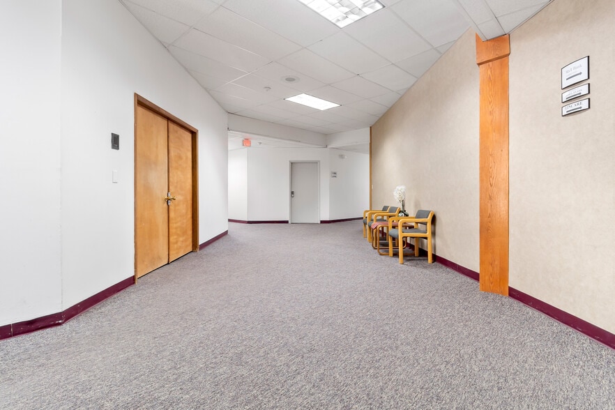 313 Ushers Rd, Ballston Lake, NY à louer - Hall d’entrée – Image 3 sur 4