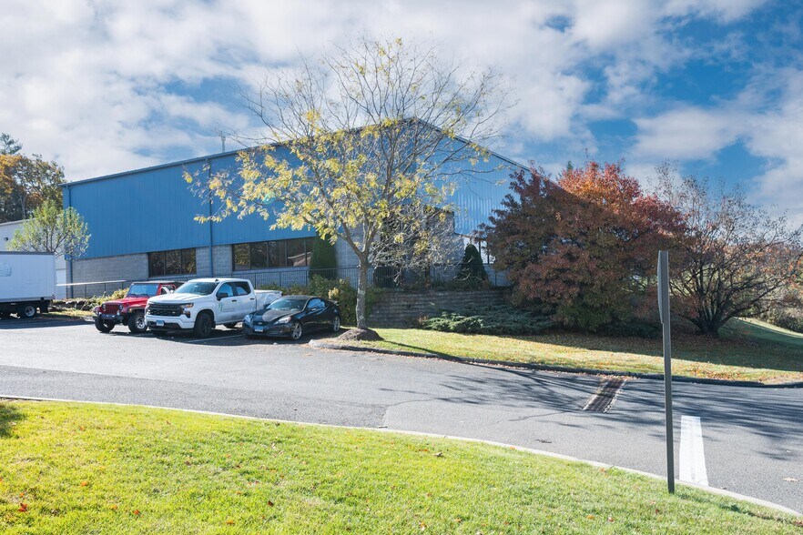 10 Turnberry Ln, Sandy Hook, CT à vendre - Photo de l’immeuble – Image 2 sur 3