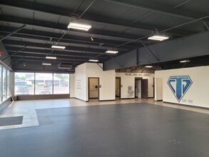 2060 Omro Rd, Oshkosh, WI à louer Photo intérieure– Image 2 sur 5