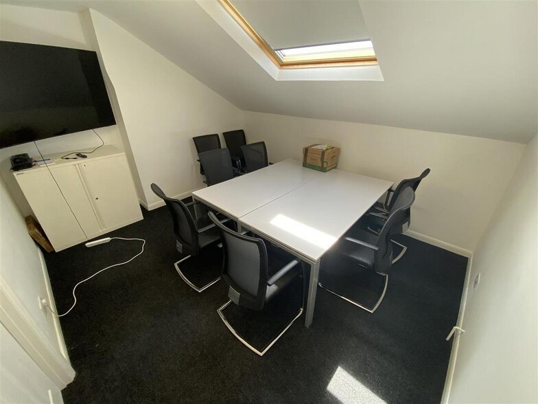 28 Queens Rd, Buckhurst Hill à louer - Photo de l’immeuble – Image 3 sur 7