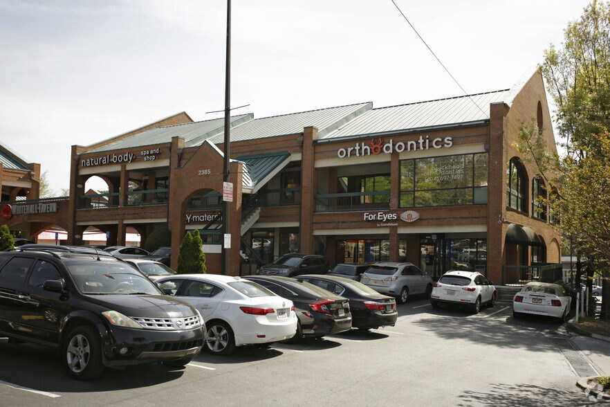 2385 Peachtree Rd, Atlanta, GA à louer - Photo de l’immeuble – Image 3 sur 6