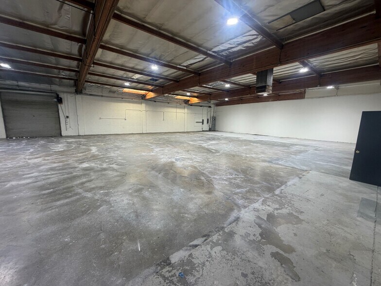 26541 Ruether Ave, Santa Clarita, CA à louer - Photo de l’immeuble – Image 3 sur 10