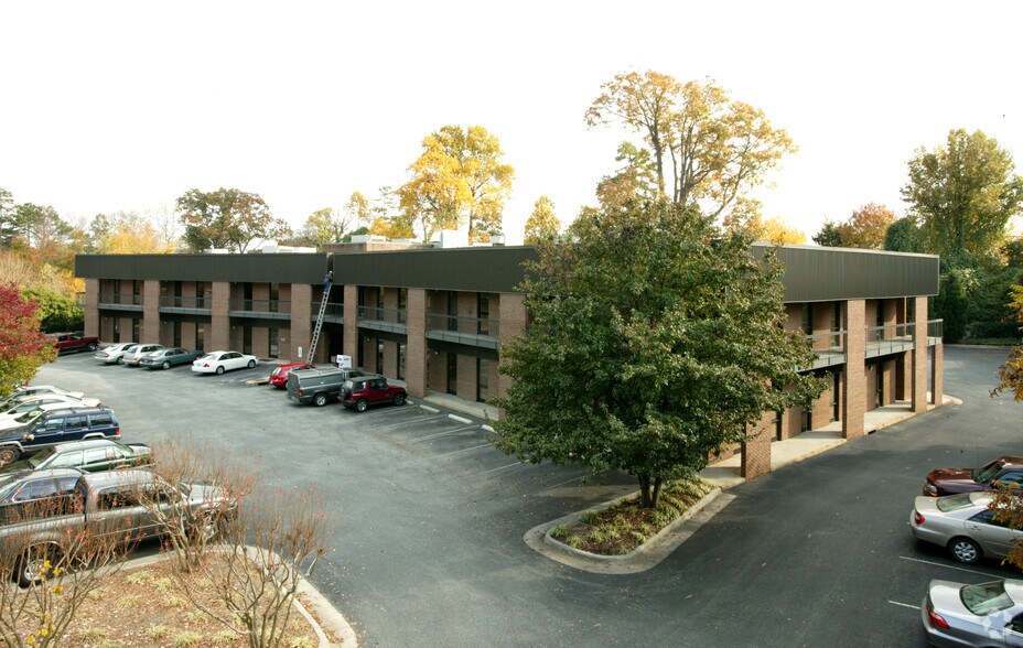 1515 W Cornwallis Dr, Greensboro, NC à louer - Photo de l’immeuble – Image 2 sur 9