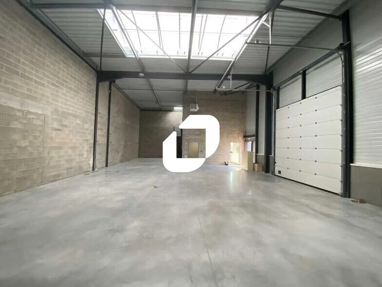 Local d’activités dans Champagne-sur-Oise à louer - Photo intérieure – Image 1 sur 9