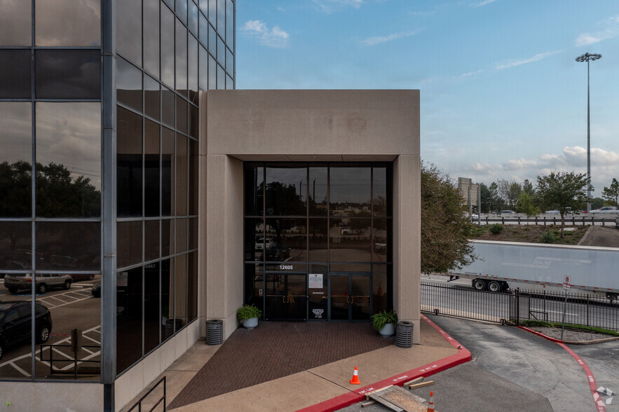 12605 East Fwy, Houston, TX à louer - Photo de l’immeuble – Image 3 sur 18