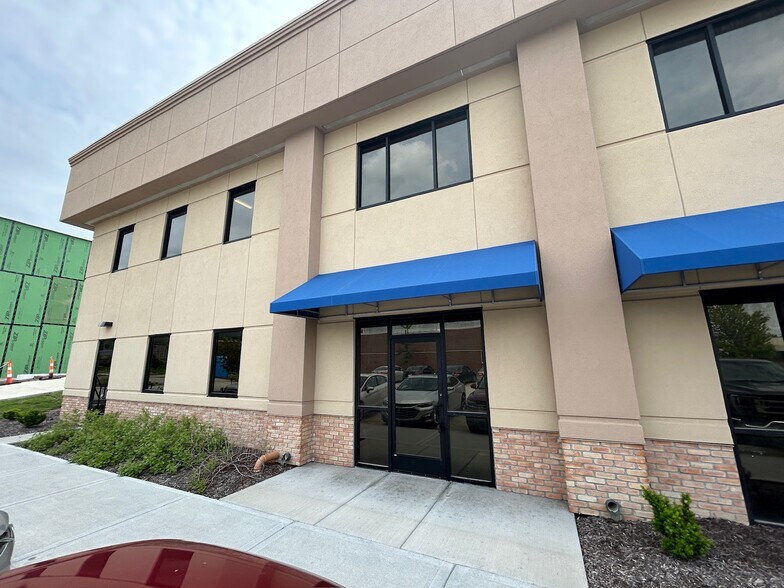 860 Haines Dr, Liberty, MO à louer - Photo de l’immeuble – Image 1 sur 11