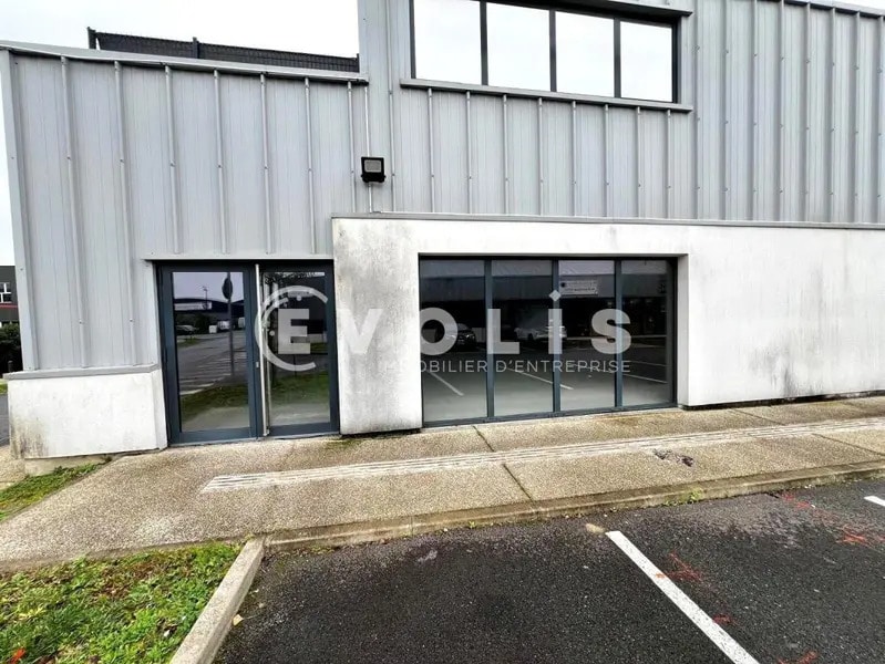 Local commercial dans Fontenay-le-Vicomte à louer Photo de l’immeuble– Image 1 sur 6
