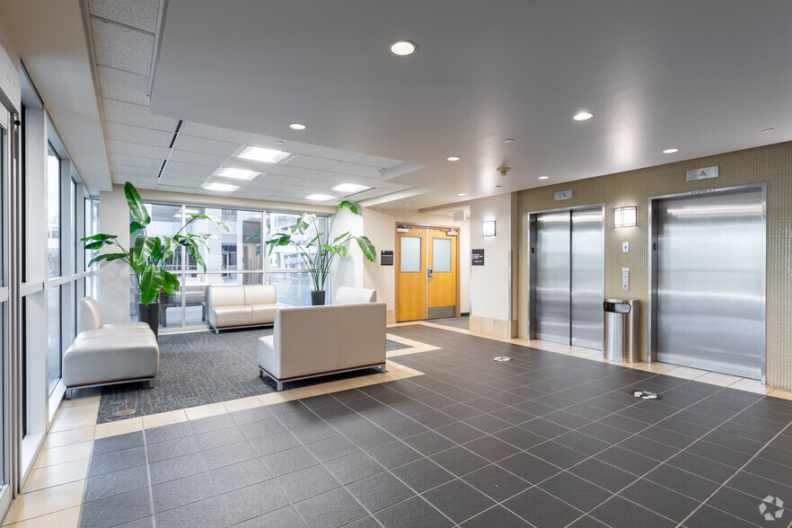 799 E Hampden Ave, Englewood, CO à louer - Hall d’entrée – Image 3 sur 3