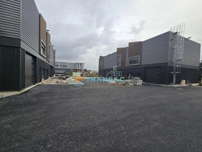 Plus de détails pour Local d’activités à vendre