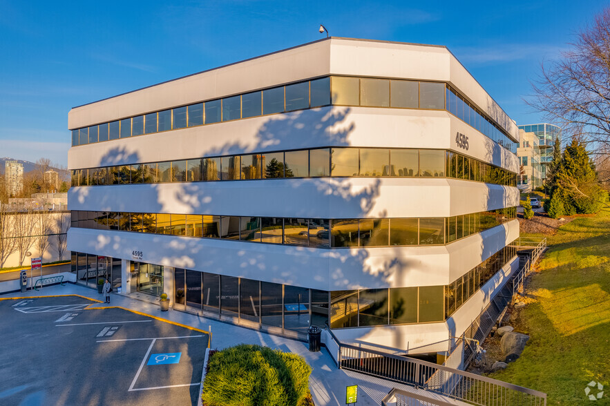 4595 Canada Way, Burnaby, BC à louer - Photo de l’immeuble – Image 3 sur 12