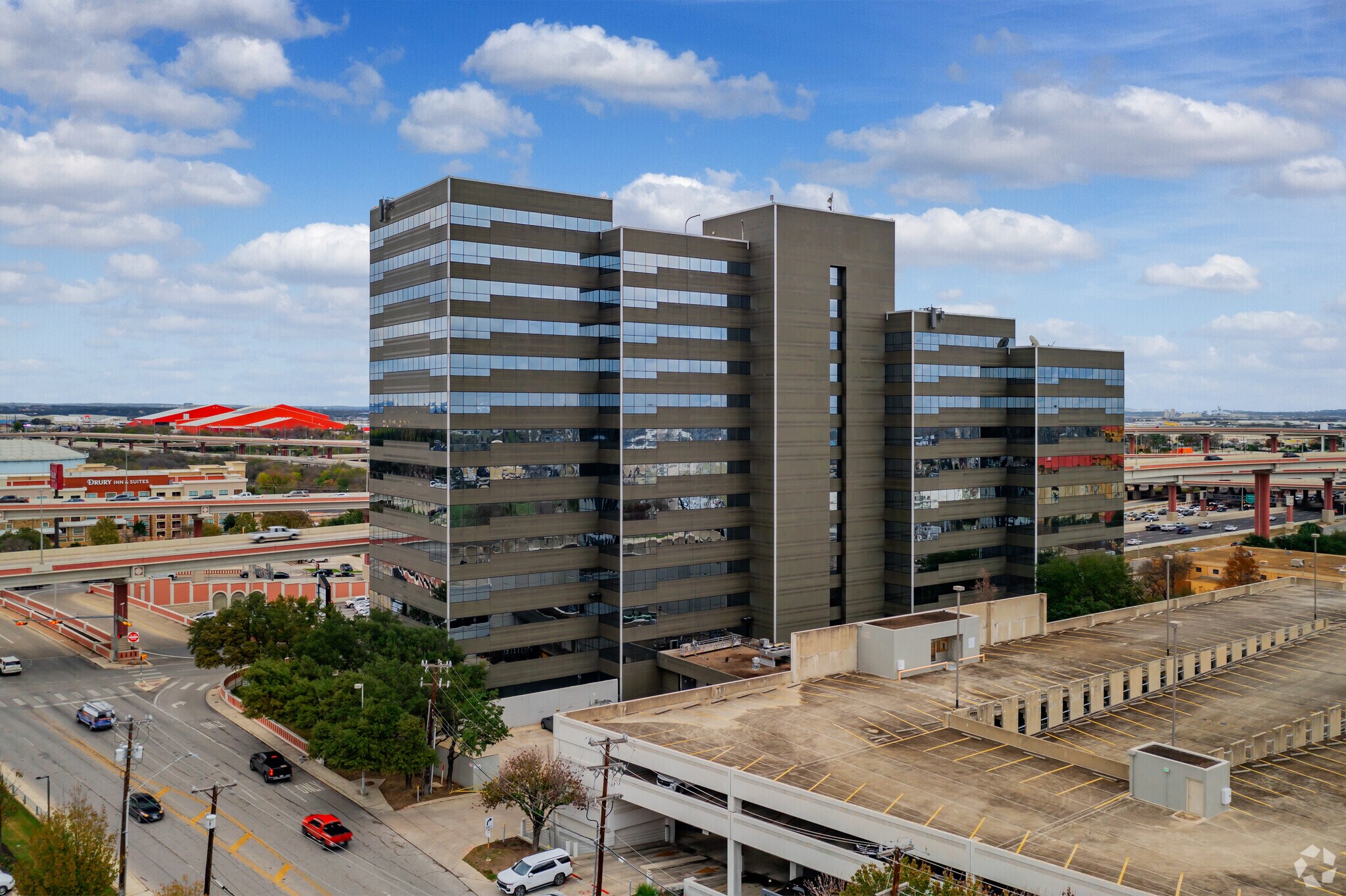 100 NE Loop 410, San Antonio, TX à louer Photo principale– Image 1 sur 7
