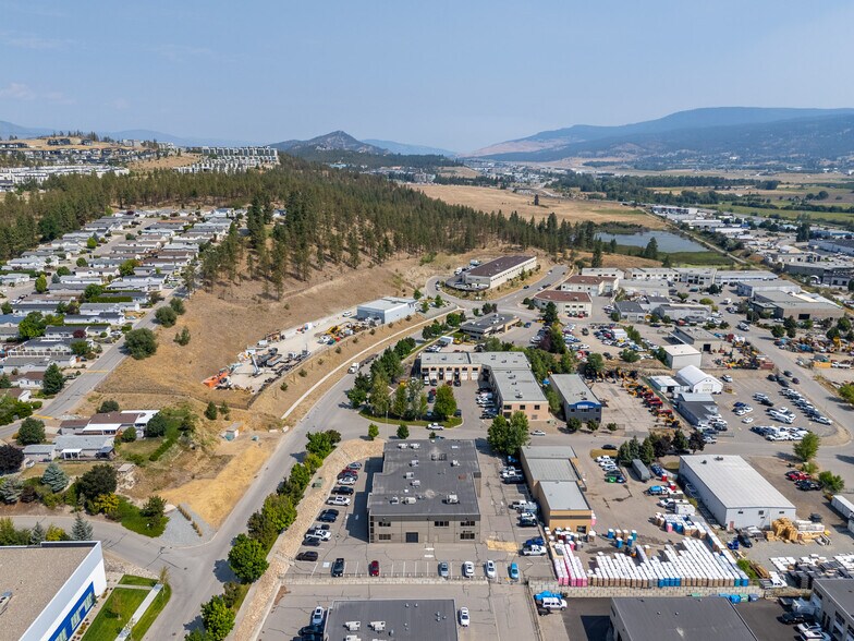 215 Neave Rd, Kelowna, BC à vendre - Photo de l’immeuble – Image 2 sur 3
