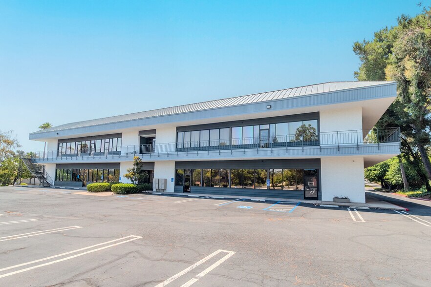 161 Thunder Dr, Vista, CA à louer - Photo de l’immeuble – Image 2 sur 5