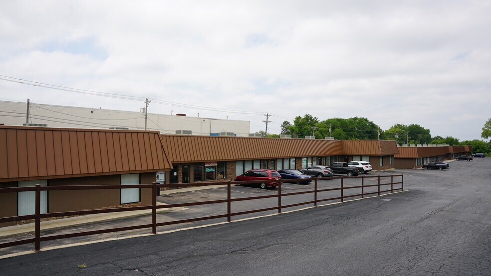1600 S Noland Rd, Independence, MO à louer - Photo de l’immeuble – Image 3 sur 16