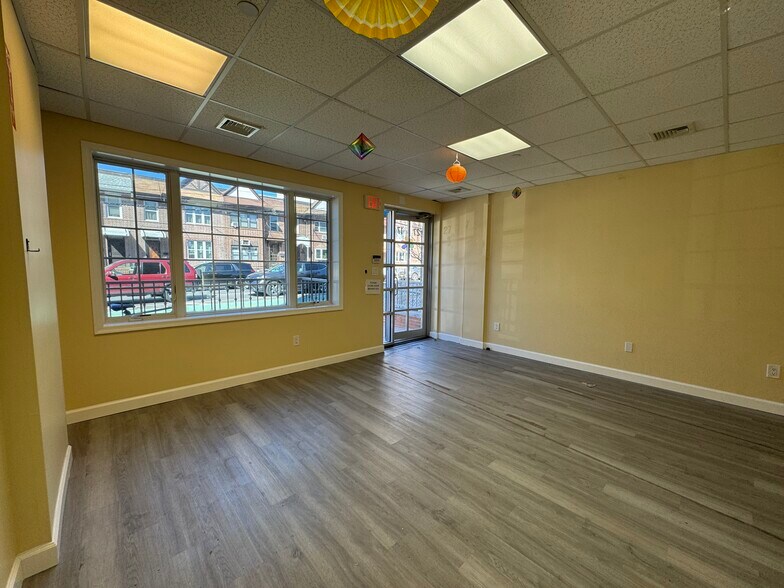 2717 Crescent St, Astoria, NY à vendre - Photo de l’immeuble – Image 2 sur 16