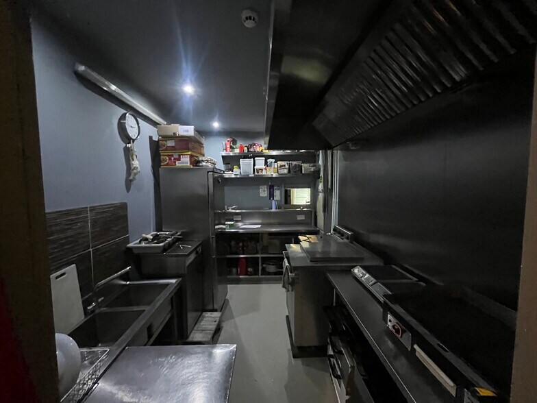 50-52 West Main St, Uphall à louer - Photo de l’immeuble – Image 3 sur 3